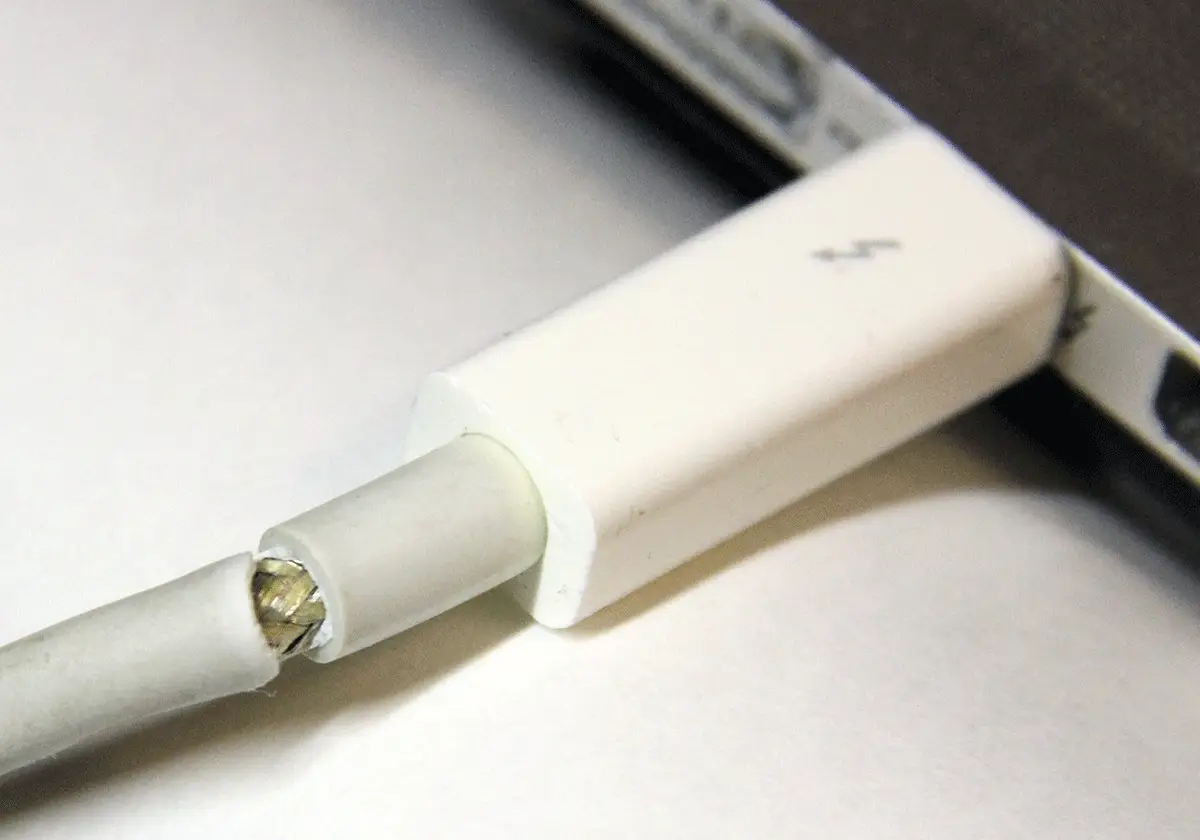 Thunderbolt Display ケーブルの皮膜破れ・断線
