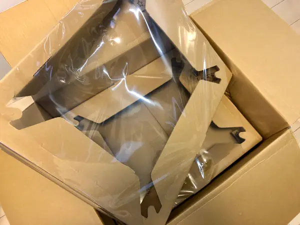 専用ダンボール内部の緩衝フィルム